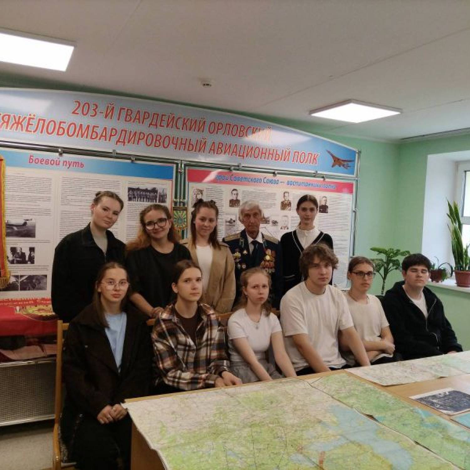 Посещение студентами первого курса Экспозиционного уголка 203-го Гвардейского Орловского тяжелобомбардировочного полка дальней авиации